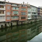 La Maison Au Bout De L'allee Carbes