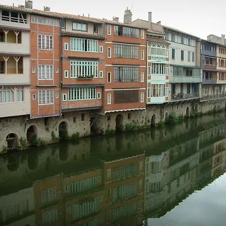 La Maison Au Bout De L'allee Carbes
