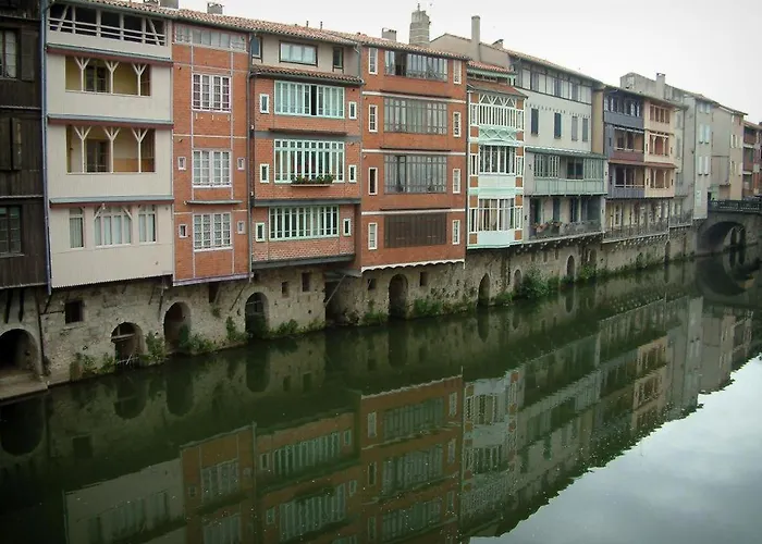La Maison Au Bout De L'allee Carbes